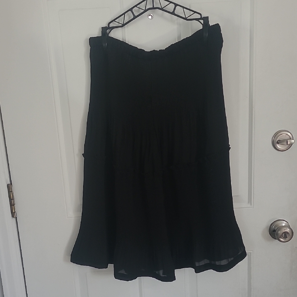 Serenade New York. Black Women's Midi Skirt - Classic Flowy Style Size LARGE